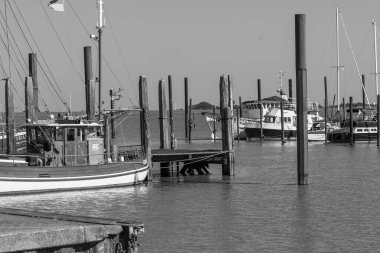 Ditzum köyü Almanya 'daki ems nehrinin orada.