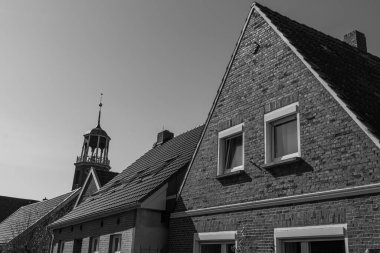 Ditzum köyü Almanya 'daki ems nehrinin orada.