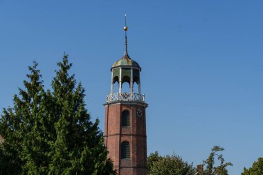 Ditzum köyü Almanya 'daki ems nehrinin orada.