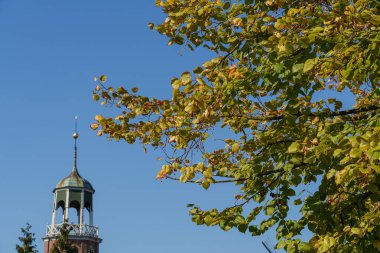 Ditzum köyü Almanya 'daki ems nehrinin orada.