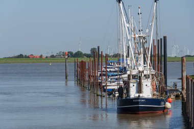Ditzum köyü Almanya 'daki ems nehrinin orada.