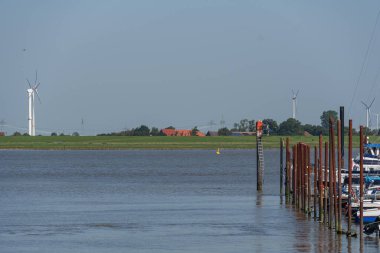 Ditzum köyü Almanya 'daki ems nehrinin orada.