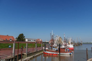 Ditzum köyü Almanya 'daki ems nehrinin orada.