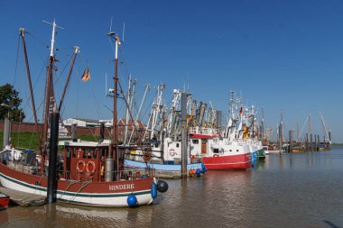 Ditzum köyü Almanya 'daki ems nehrinin orada.