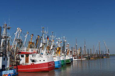 Ditzum köyü Almanya 'daki ems nehrinin orada.