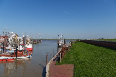 Ditzum köyü Almanya 'daki ems nehrinin orada.