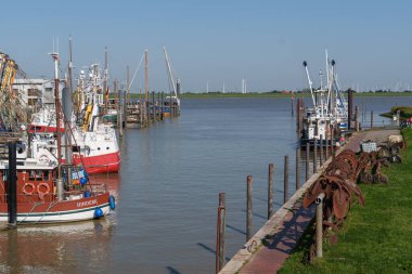 Ditzum köyü Almanya 'daki ems nehrinin orada.