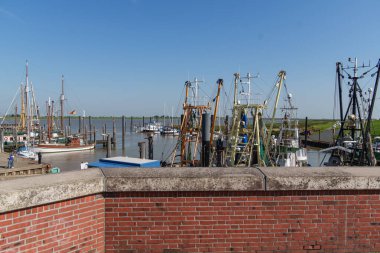 Ditzum köyü Almanya 'daki ems nehrinin orada.