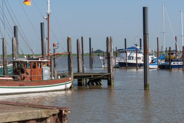 Ditzum köyü Almanya 'daki ems nehrinin orada.