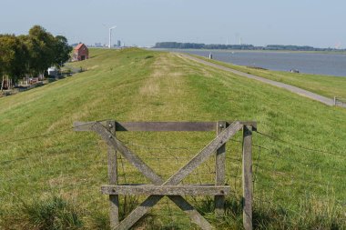 Ditzum köyü Almanya 'daki ems nehrinin orada.