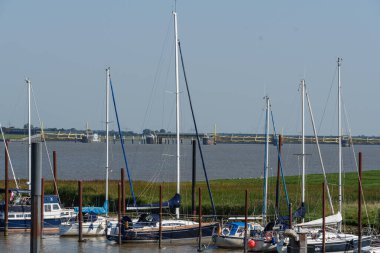 Ditzum köyü Almanya 'daki ems nehrinin orada.