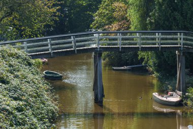 Ditzum köyü Almanya 'daki ems nehrinin orada.