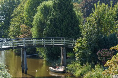 Ditzum köyü Almanya 'daki ems nehrinin orada.