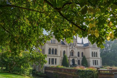 Almanya 'da Leer City yakınlarında bir kale.