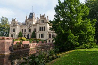 Almanya 'da Leer City yakınlarında bir kale.