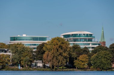 Hamburg şehri Alster nehrinin kıyısında.