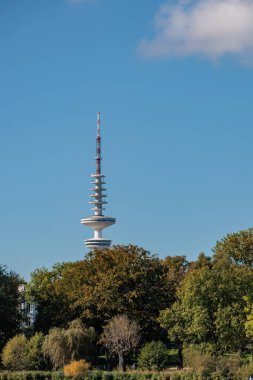 Hamburg şehri Alster nehrinin kıyısında.