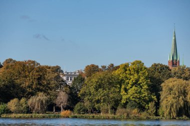 Hamburg şehri Alster nehrinin kıyısında.