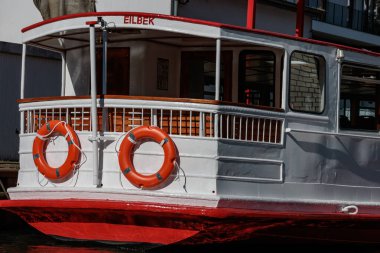 Hamburg şehri Alster nehrinin kıyısında.