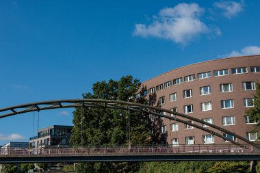 Hamburg şehri Alster nehrinin kıyısında.