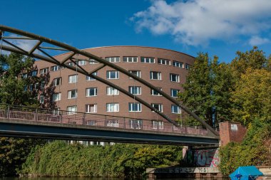 Hamburg şehri Alster nehrinin kıyısında.