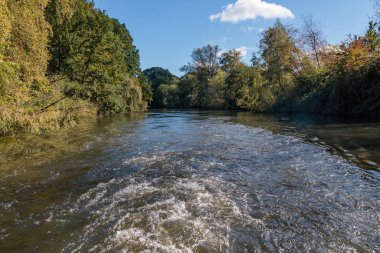 Hamburg şehri Alster nehrinin kıyısında.