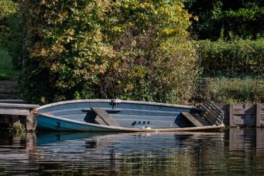Hamburg şehri Alster nehrinin kıyısında.