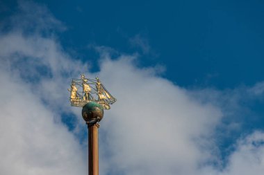 Hamburg şehri Alster nehrinin kıyısında.