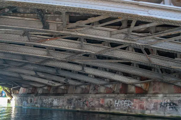 Hamburg şehri Alster nehrinin kıyısında.