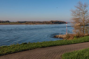 Ren nehrinde sonbahar vergisi