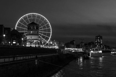 Düsseldorf şehri ve geceleri Ren nehri.