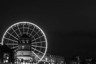 Düsseldorf şehri ve geceleri Ren nehri.