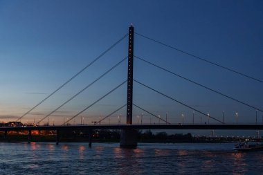 Düsseldorf şehri ve geceleri Ren nehri.