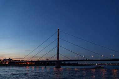 Düsseldorf şehri ve geceleri Ren nehri.