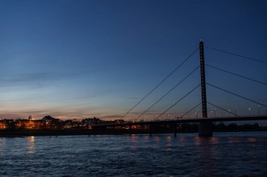 Düsseldorf şehri ve geceleri Ren nehri.