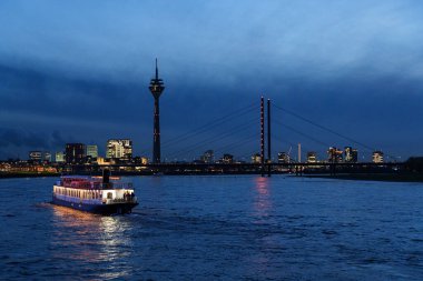 Düsseldorf şehri ve geceleri Ren nehri.