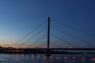 Düsseldorf şehri ve geceleri Ren nehri.
