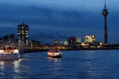 Düsseldorf şehri ve geceleri Ren nehri.