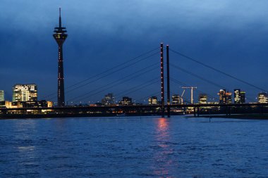 Düsseldorf şehri ve geceleri Ren nehri.