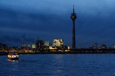 Düsseldorf şehri ve geceleri Ren nehri.