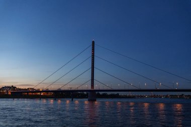 Düsseldorf şehri ve geceleri Ren nehri.
