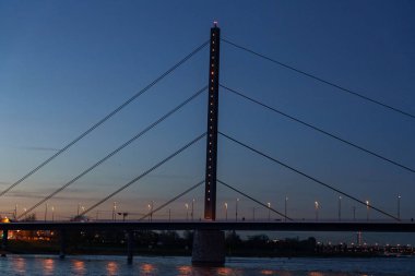 Düsseldorf şehri ve geceleri Ren nehri.