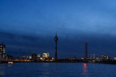 Düsseldorf şehri ve geceleri Ren nehri.