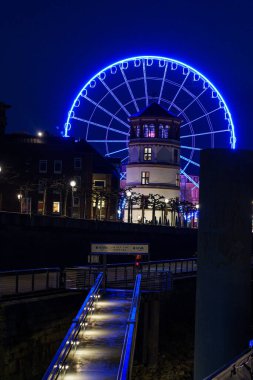 Düsseldorf şehri ve geceleri Ren nehri.