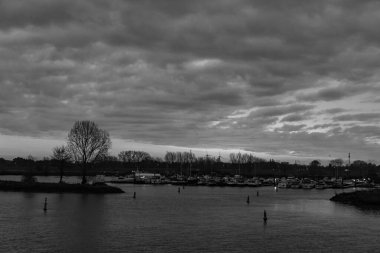 Pırasa nehri ve Rotterdam şehri.