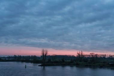 Pırasa nehri ve Rotterdam şehri.