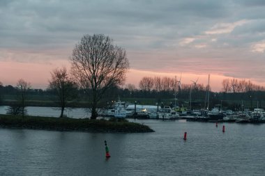 Pırasa nehri ve Rotterdam şehri.