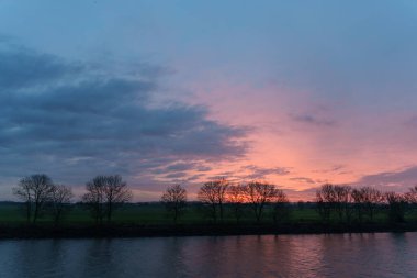 Pırasa nehri ve Rotterdam şehri.