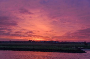 Pırasa nehri ve Rotterdam şehri.
