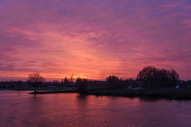 Pırasa nehri ve Rotterdam şehri.